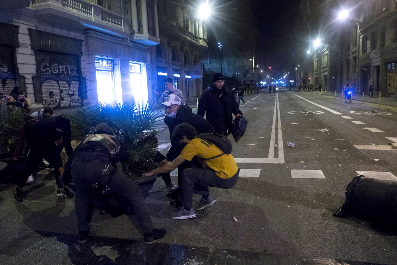 Más de un centenar de contenedores quemados, daños a vehículos mobiliario urbano es el balance de una violenta protesta contra las restricciones del estado de alarma registrada en el barrio de Gamonal, en Burgos. También en Barcelona se han producido enfrentamientos entre negacionistas de la covid y policías. Hay, al menos, una docena de detenidos y una veintena de heridos.