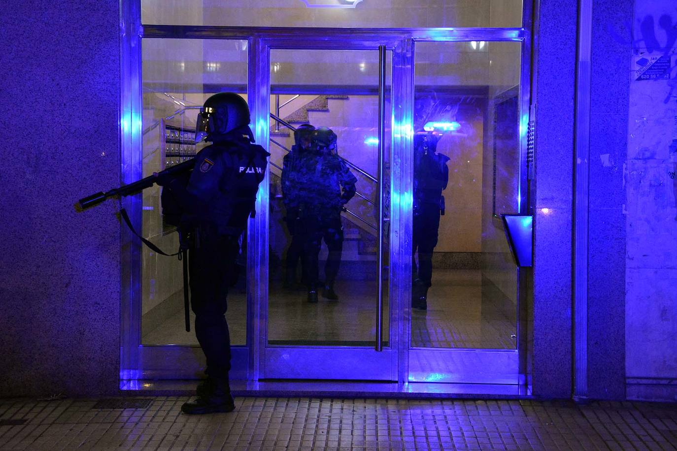 Más de un centenar de contenedores quemados, daños a vehículos mobiliario urbano es el balance de una violenta protesta contra las restricciones del estado de alarma registrada en el barrio de Gamonal, en Burgos. También en Barcelona se han producido enfrentamientos entre negacionistas de la covid y policías. Hay, al menos, una docena de detenidos y una veintena de heridos.