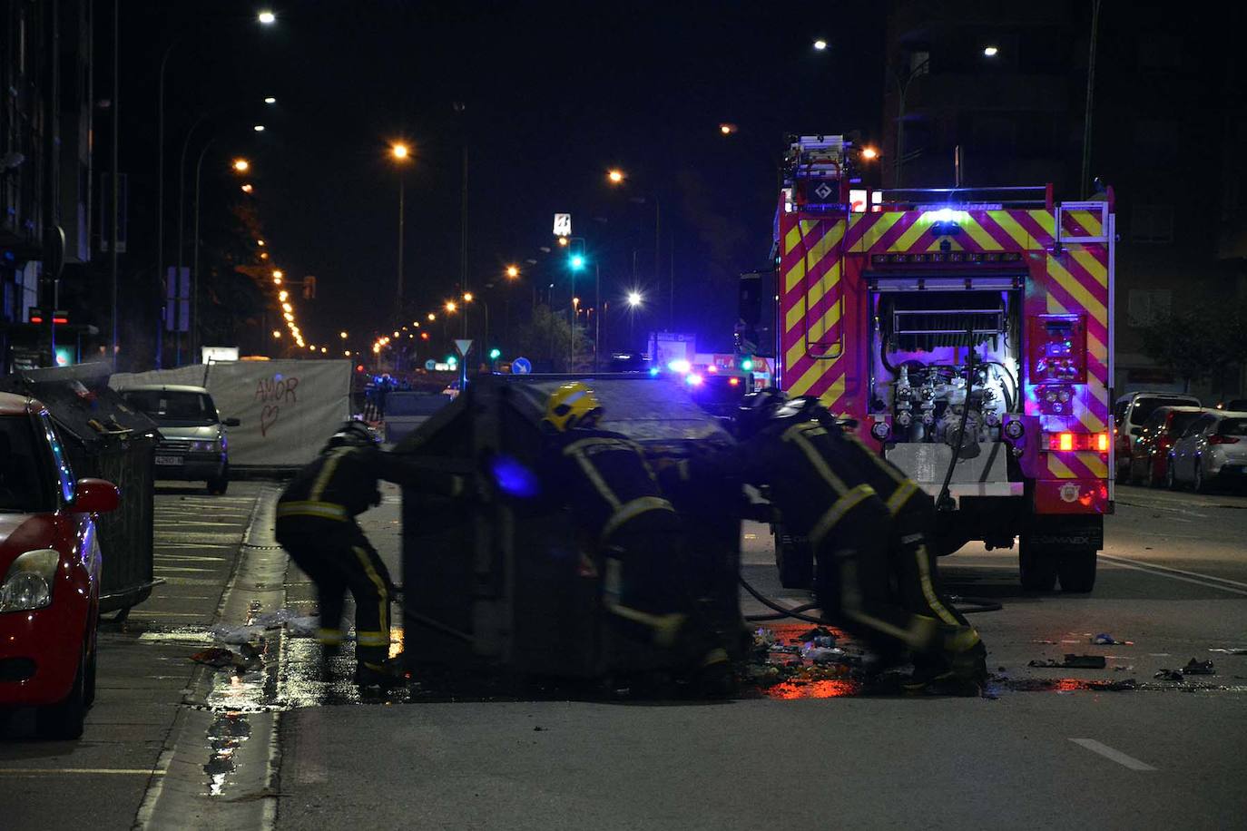 Más de un centenar de contenedores quemados, daños a vehículos mobiliario urbano es el balance de una violenta protesta contra las restricciones del estado de alarma registrada en el barrio de Gamonal, en Burgos. También en Barcelona se han producido enfrentamientos entre negacionistas de la covid y policías. Hay, al menos, una docena de detenidos y una veintena de heridos.