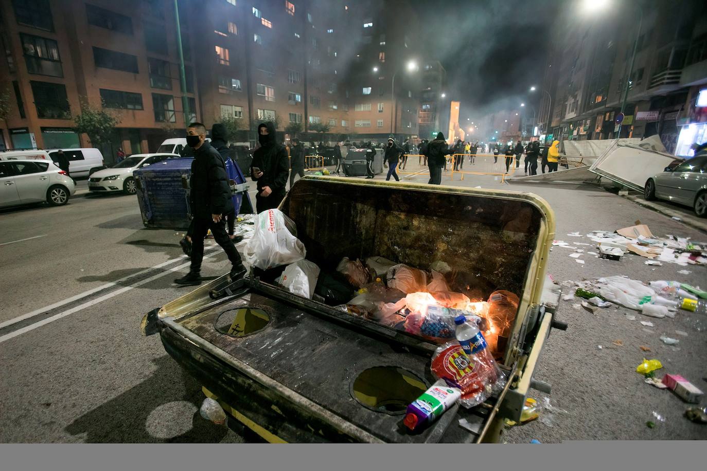 Más de un centenar de contenedores quemados, daños a vehículos mobiliario urbano es el balance de una violenta protesta contra las restricciones del estado de alarma registrada en el barrio de Gamonal, en Burgos. También en Barcelona se han producido enfrentamientos entre negacionistas de la covid y policías. Hay, al menos, una docena de detenidos y una veintena de heridos.