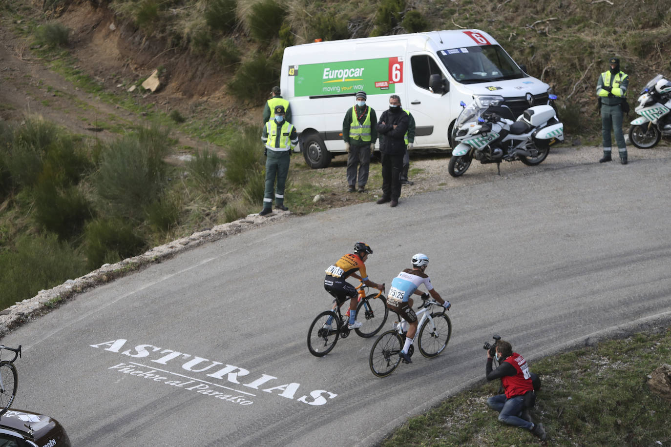 Con cierto retraso por una protesta de los corredores de INEOS y sin apenas público. Así ha comenzado en Villaviciosa la primera etapa por Asturias de la Vuelta 2020, que llegó hasta La Farrapona.