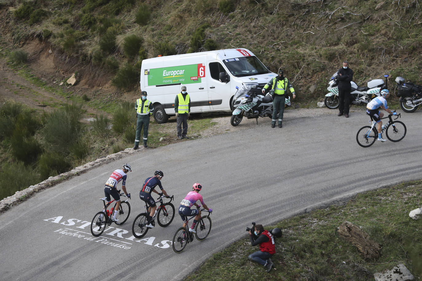 Con cierto retraso por una protesta de los corredores de INEOS y sin apenas público. Así ha comenzado en Villaviciosa la primera etapa por Asturias de la Vuelta 2020, que llegó hasta La Farrapona.