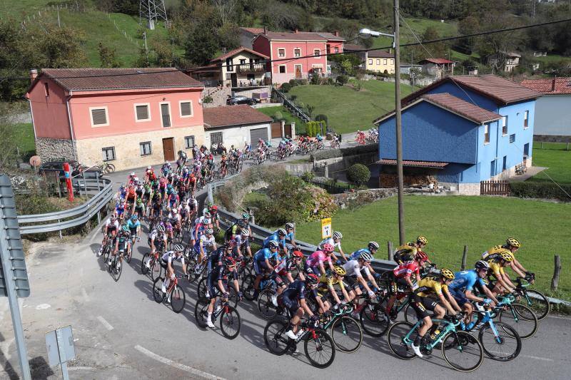 Con cierto retraso por una protesta de los corredores de INEOS y sin apenas público. Así ha comenzado en Villaviciosa la primera etapa por Asturias de la Vuelta 2020, que llegó hasta La Farrapona.