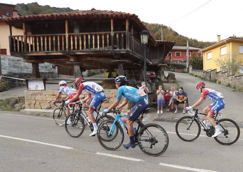 Con cierto retraso por una protesta de los corredores de INEOS y sin apenas público. Así ha comenzado en Villaviciosa la primera etapa por Asturias de la Vuelta 2020, que llegó hasta La Farrapona.