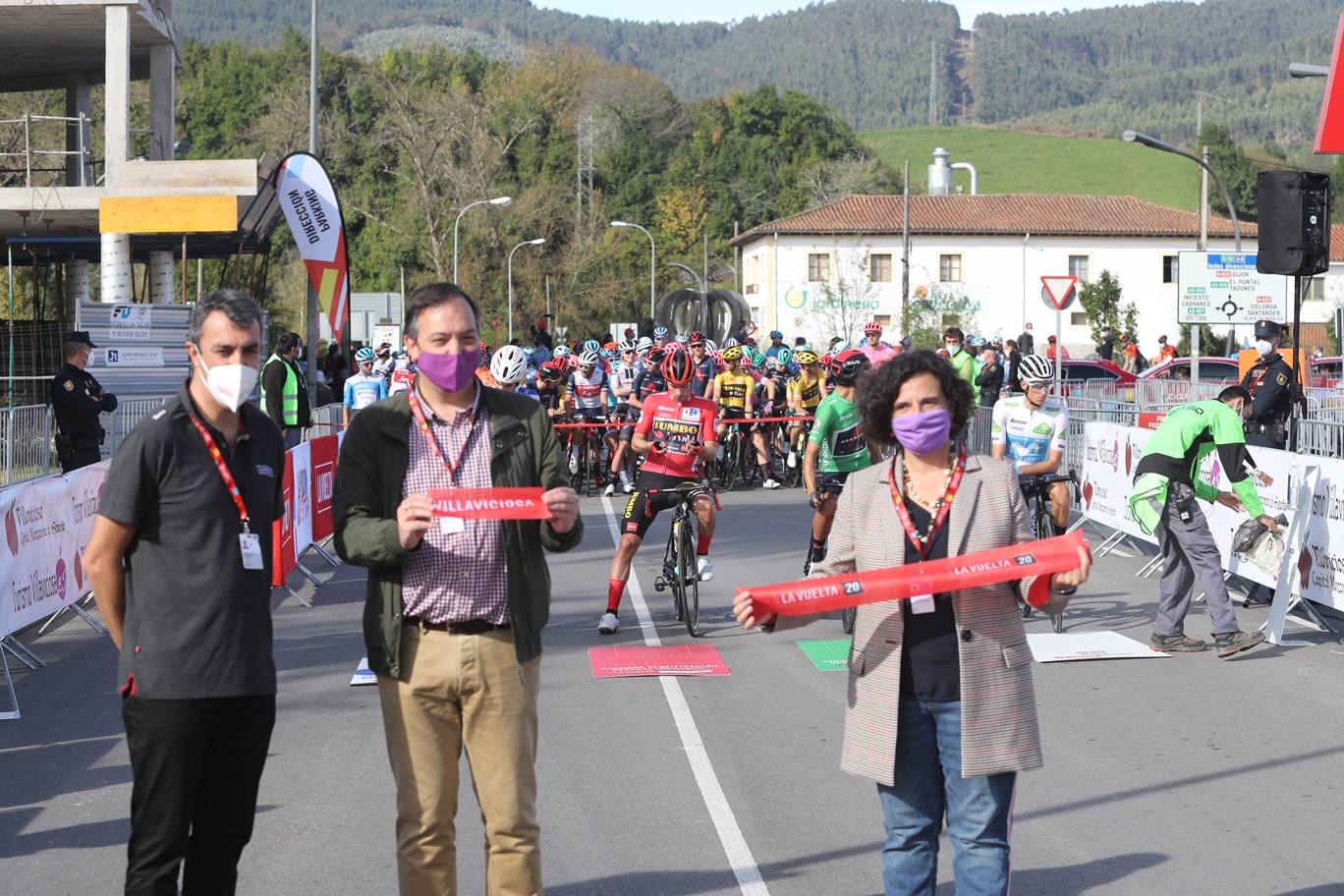 Con cierto retraso por una protesta de los corredores de INEOS y sin apenas público. Así ha comenzado en Villaviciosa la primera etapa por Asturias de la Vuelta 2020.