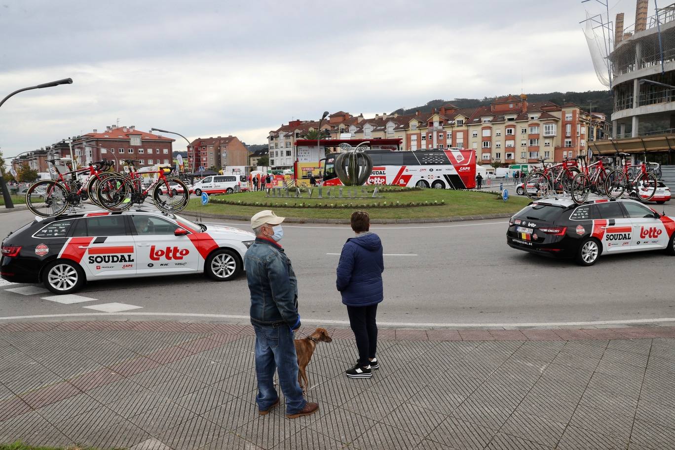 Con cierto retraso por una protesta de los corredores de INEOS y sin apenas público. Así ha comenzado en Villaviciosa la primera etapa por Asturias de la Vuelta 2020.