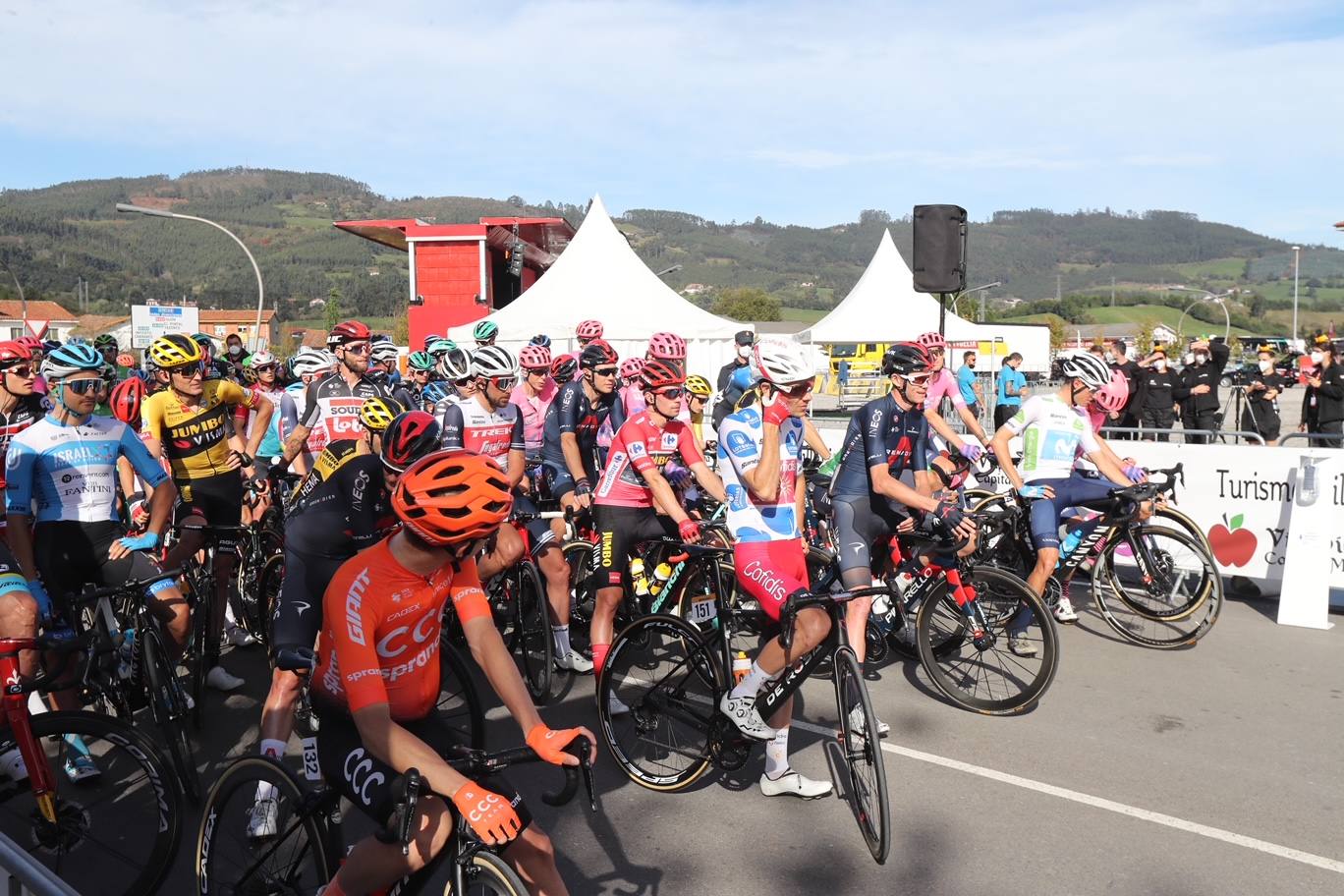 Con cierto retraso por una protesta de los corredores de INEOS y sin apenas público. Así ha comenzado en Villaviciosa la primera etapa por Asturias de la Vuelta 2020.