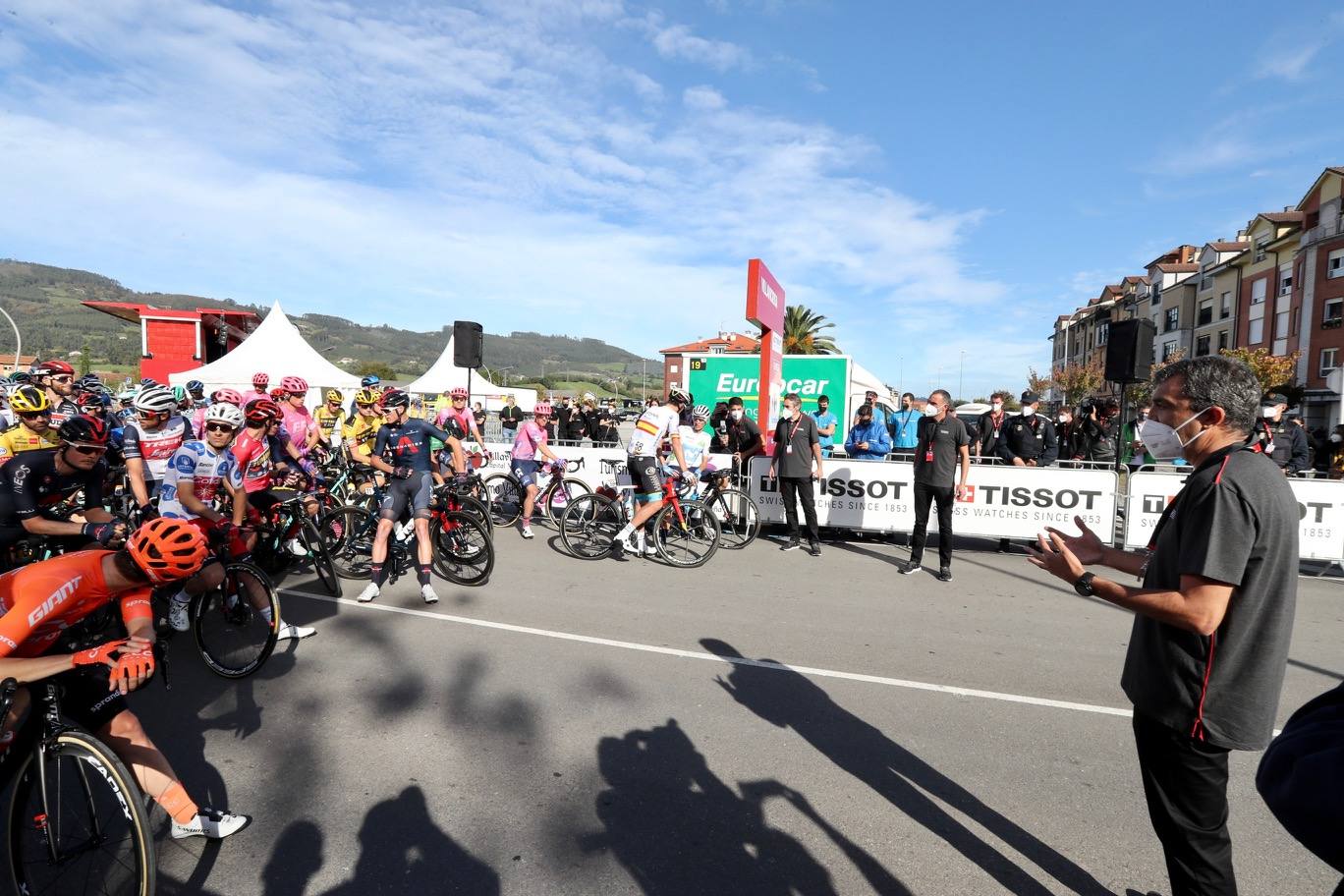 Con cierto retraso por una protesta de los corredores de INEOS y sin apenas público. Así ha comenzado en Villaviciosa la primera etapa por Asturias de la Vuelta 2020.