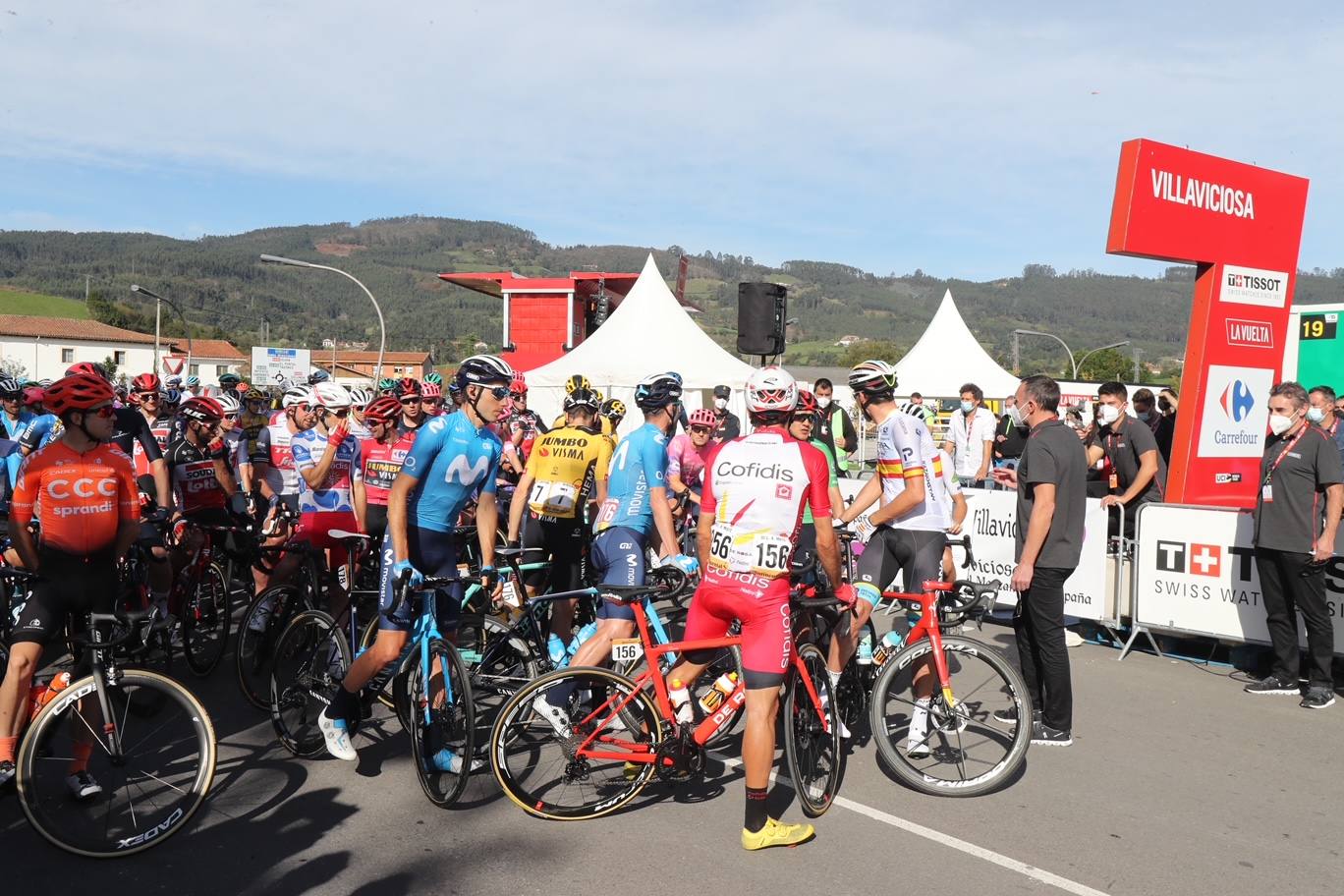 Con cierto retraso por una protesta de los corredores de INEOS y sin apenas público. Así ha comenzado en Villaviciosa la primera etapa por Asturias de la Vuelta 2020.