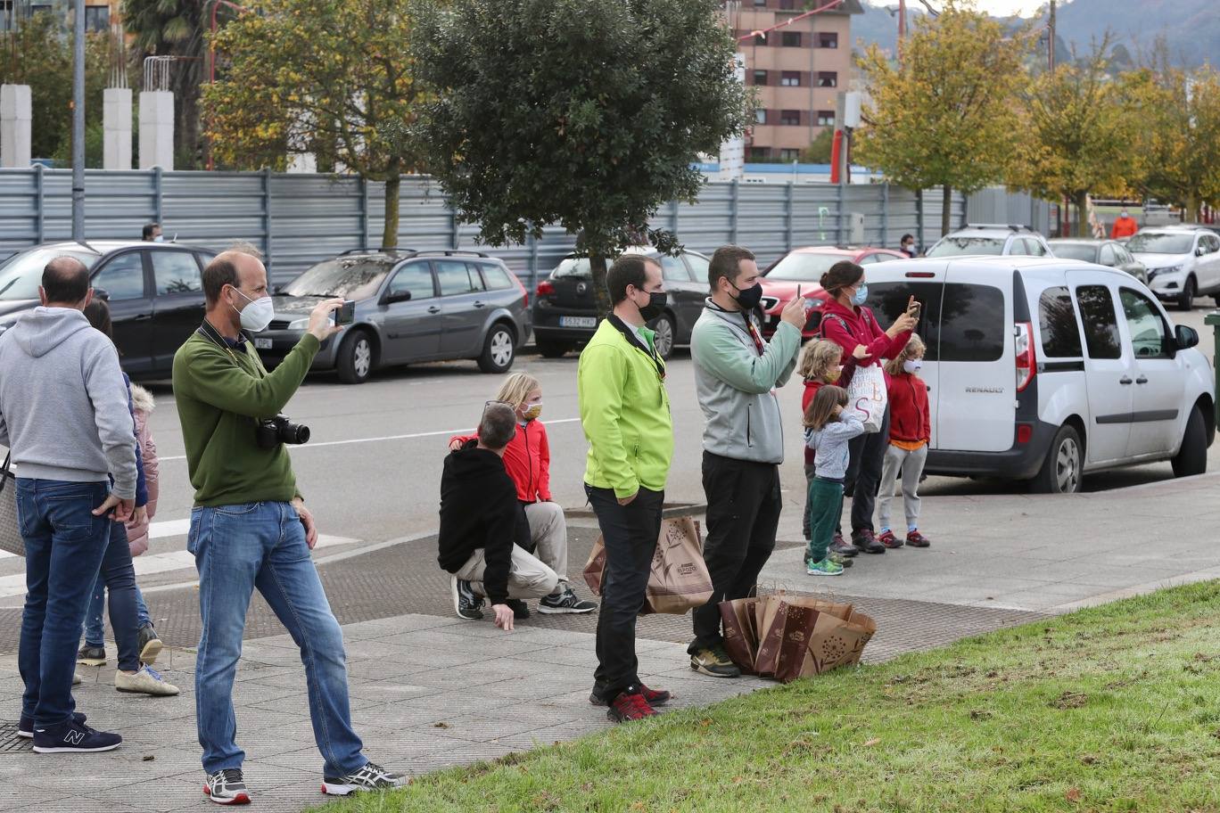 Con cierto retraso por una protesta de los corredores de INEOS y sin apenas público. Así ha comenzado en Villaviciosa la primera etapa por Asturias de la Vuelta 2020.