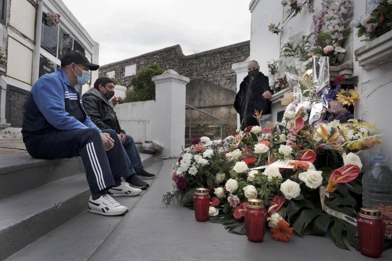 La situación sanitaria provocó que este año se registrase una menor afluencia de personas en los cementerios asturianos en el Día de Difuntos. La mayoría optó por seguir las recomendaciones de las autoridades sanitarias de escalonar las visitas.