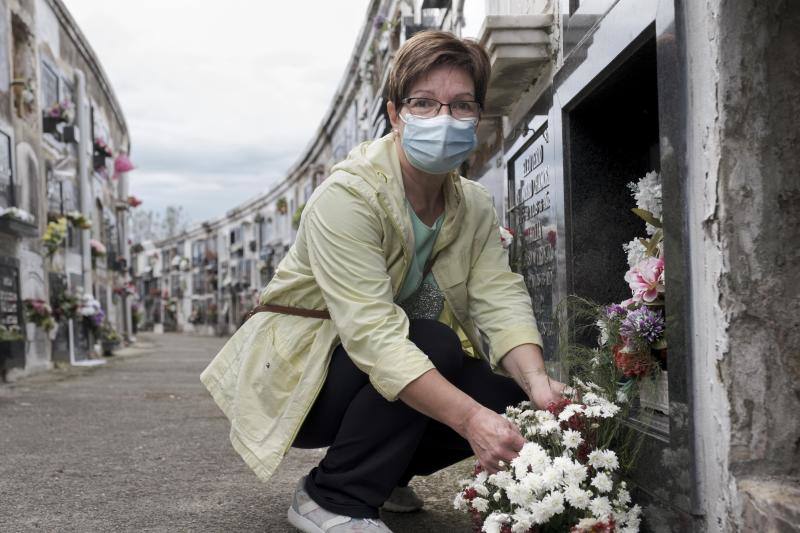 La situación sanitaria provocó que este año se registrase una menor afluencia de personas en los cementerios asturianos en el Día de Difuntos. La mayoría optó por seguir las recomendaciones de las autoridades sanitarias de escalonar las visitas.