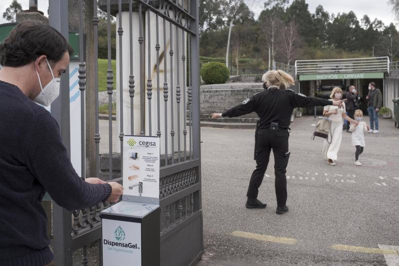 La situación sanitaria provocó que este año se registrase una menor afluencia de personas en los cementerios asturianos en el Día de Difuntos. La mayoría optó por seguir las recomendaciones de las autoridades sanitarias de escalonar las visitas.