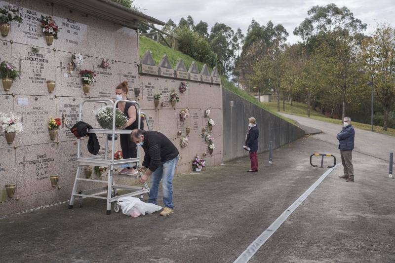 La situación sanitaria provocó que este año se registrase una menor afluencia de personas en los cementerios asturianos en el Día de Difuntos. La mayoría optó por seguir las recomendaciones de las autoridades sanitarias de escalonar las visitas.