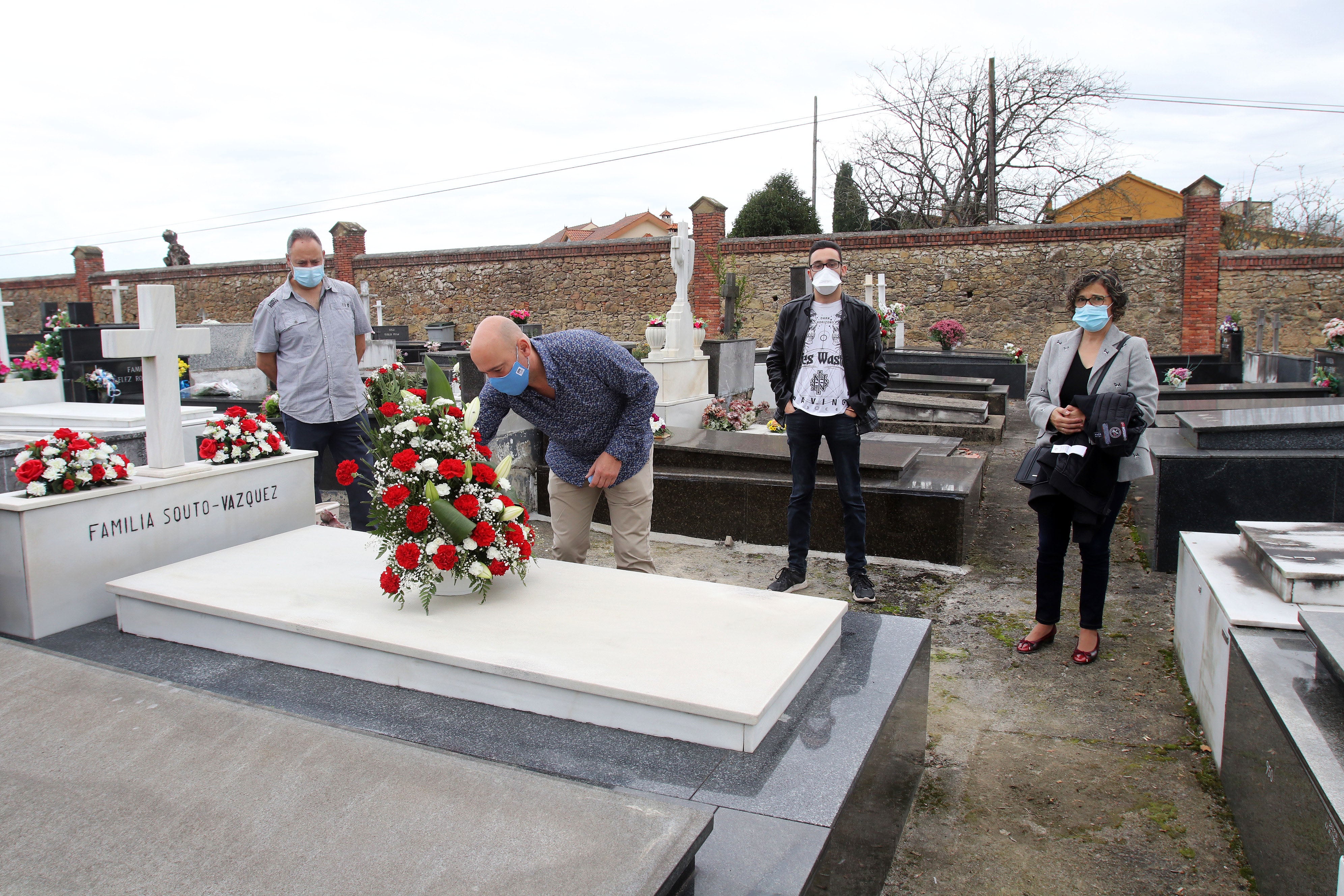 La situación sanitaria provocó que este año se registrase una menor afluencia de personas en los cementerios asturianos en el Día de Difuntos. La mayoría optó por seguir las recomendaciones de las autoridades sanitarias de escalonar las visitas.