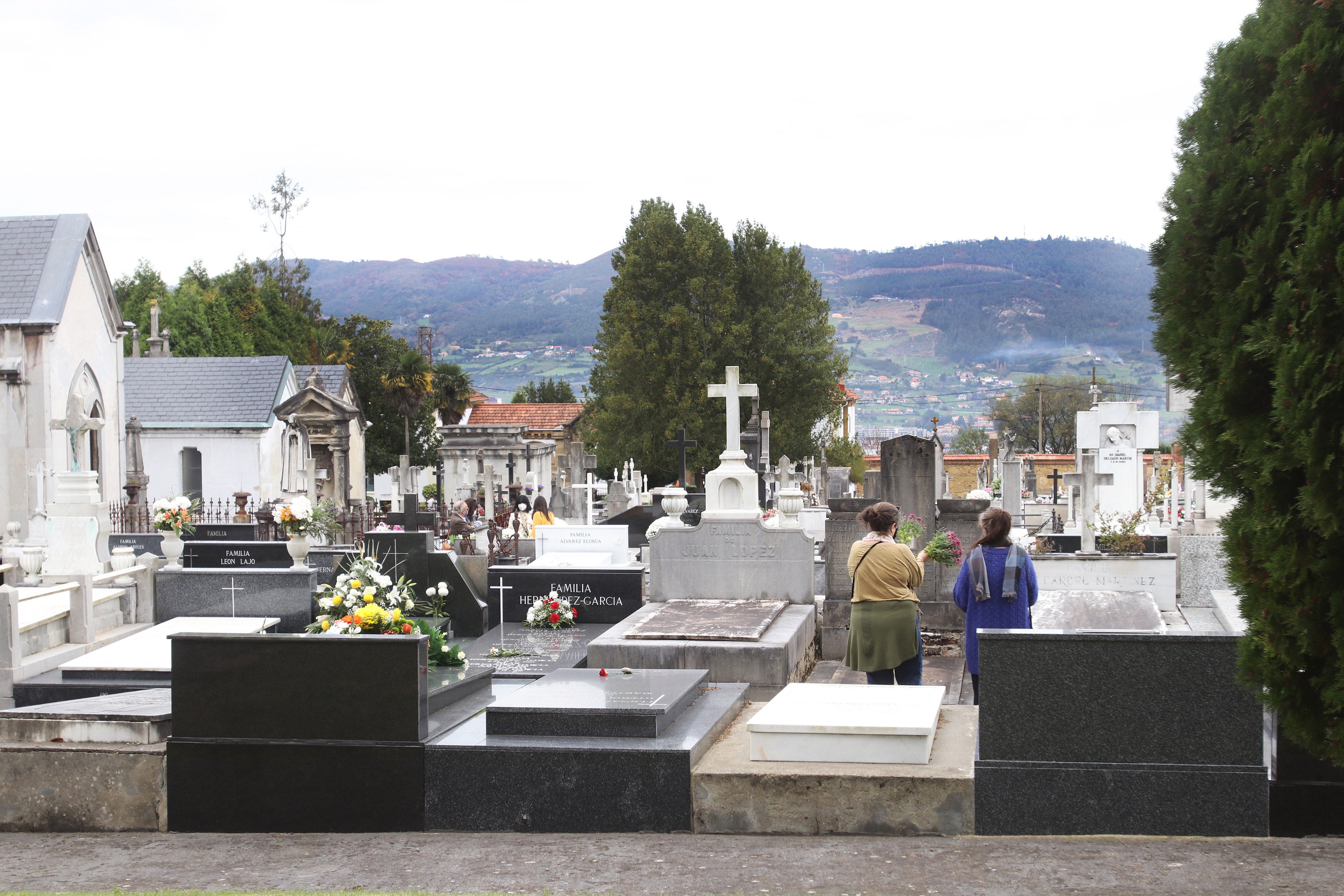 La situación sanitaria provocó que este año se registrase una menor afluencia de personas en los cementerios asturianos en el Día de Difuntos. La mayoría optó por seguir las recomendaciones de las autoridades sanitarias de escalonar las visitas.