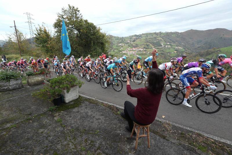 Segunda jornada de la Vuelta Ciclista en tierras asturianas, que transcurrió entre Pola de Laviana y L'Angliru.