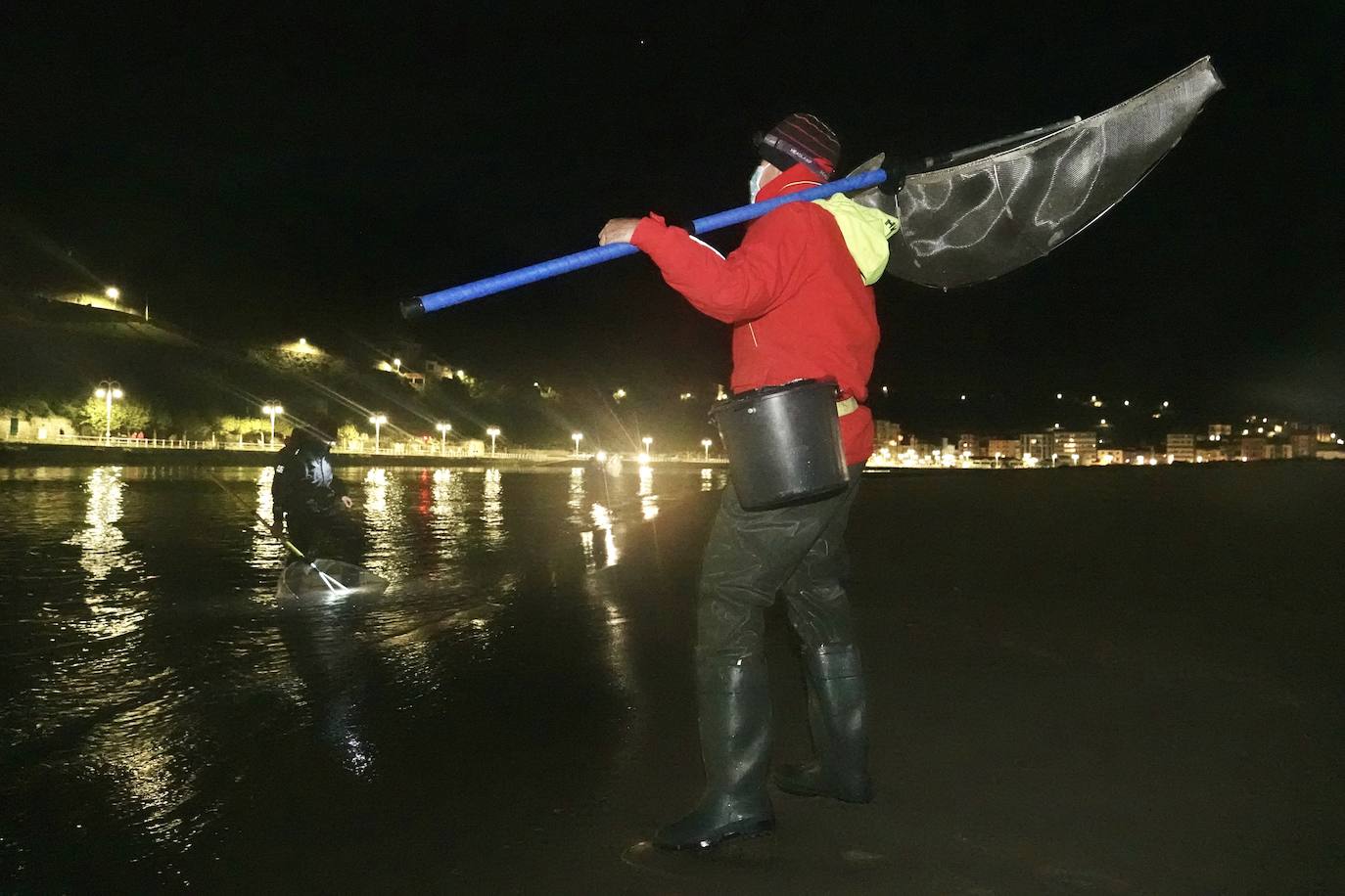 Este domingo dio comienzo la campaña de angula en Ribadesella. En el sector hay mucha preocupación por los bajos precios que puede alcanzar ante las continuas amenazas de confinamiento y la situación de la hostelería.