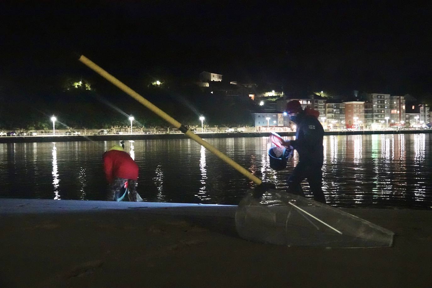 Este domingo dio comienzo la campaña de angula en Ribadesella. En el sector hay mucha preocupación por los bajos precios que puede alcanzar ante las continuas amenazas de confinamiento y la situación de la hostelería.