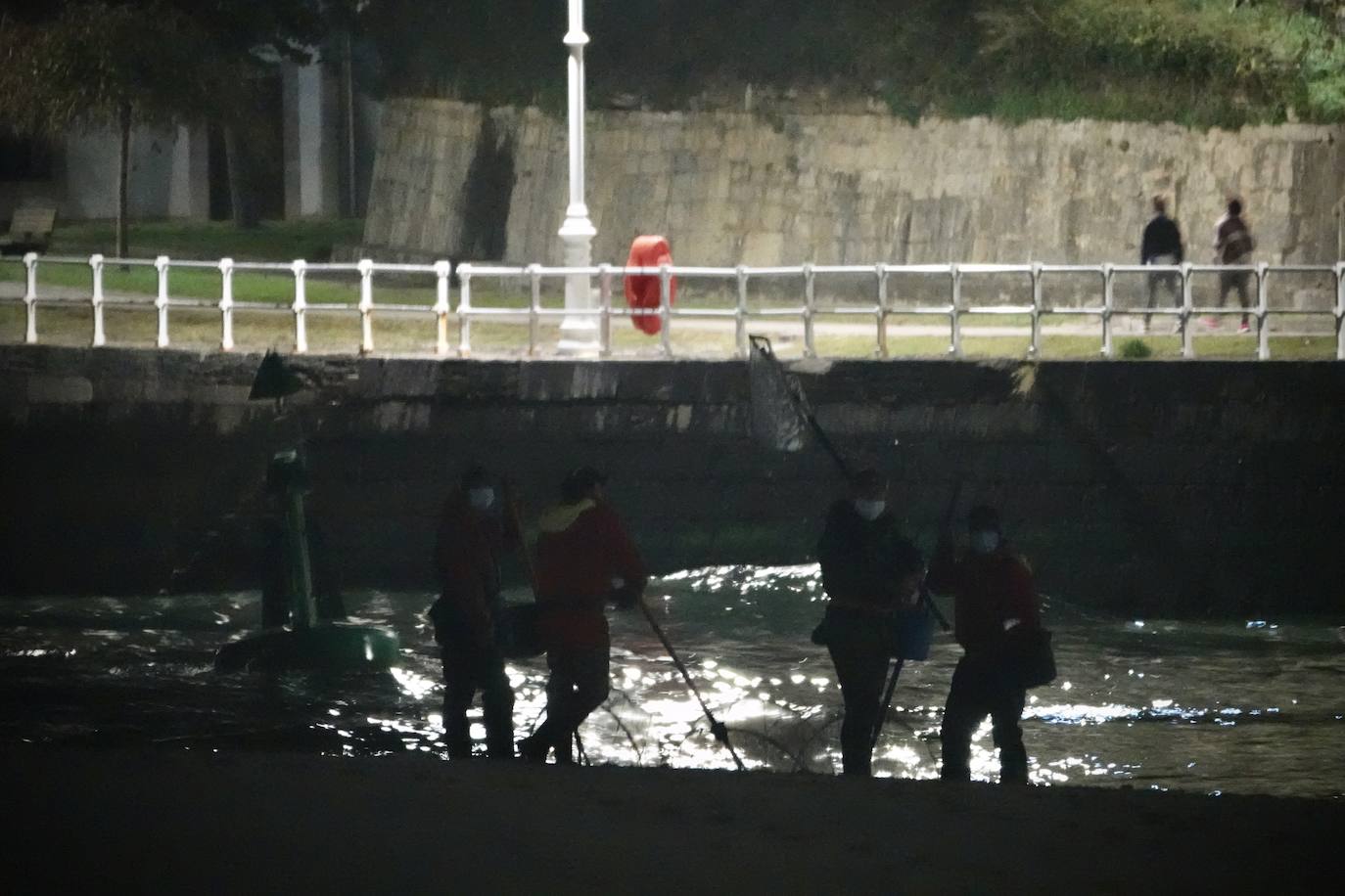 Este domingo dio comienzo la campaña de angula en Ribadesella. En el sector hay mucha preocupación por los bajos precios que puede alcanzar ante las continuas amenazas de confinamiento y la situación de la hostelería.
