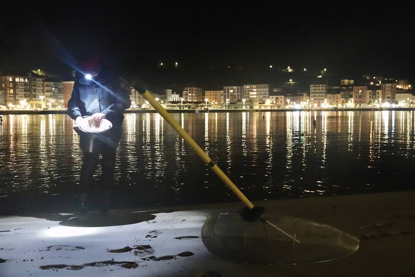 Este domingo dio comienzo la campaña de angula en Ribadesella. En el sector hay mucha preocupación por los bajos precios que puede alcanzar ante las continuas amenazas de confinamiento y la situación de la hostelería.