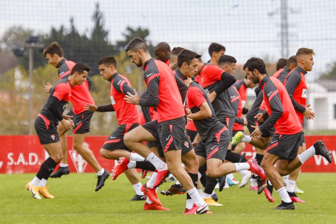 El Sporting se entrenó este domingo con la mirada puesta en el encuentro del lunes ante el Castellón.