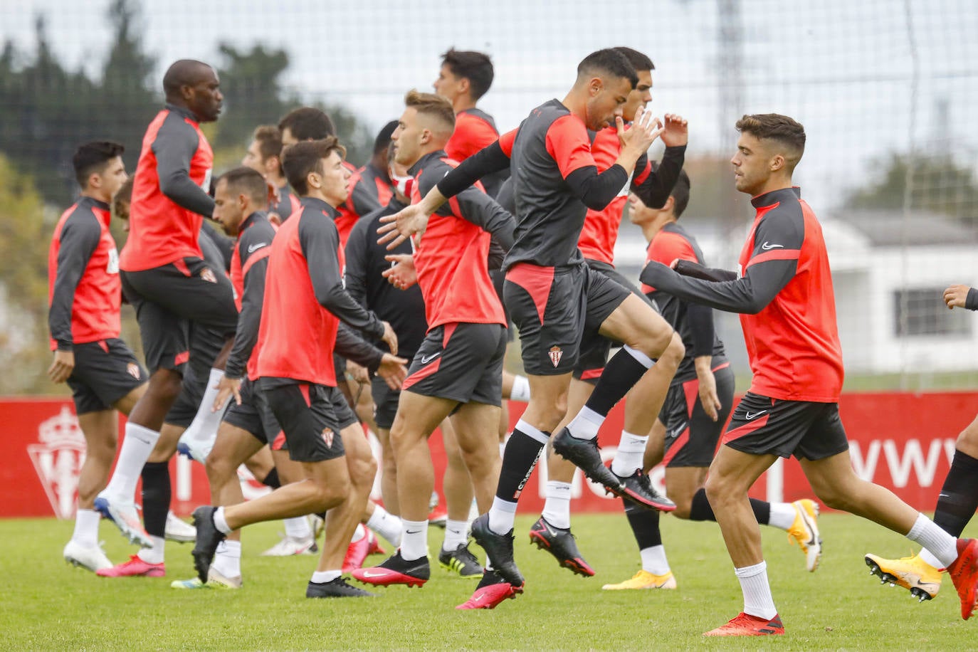 El Sporting se entrenó este domingo con la mirada puesta en el encuentro del lunes ante el Castellón.