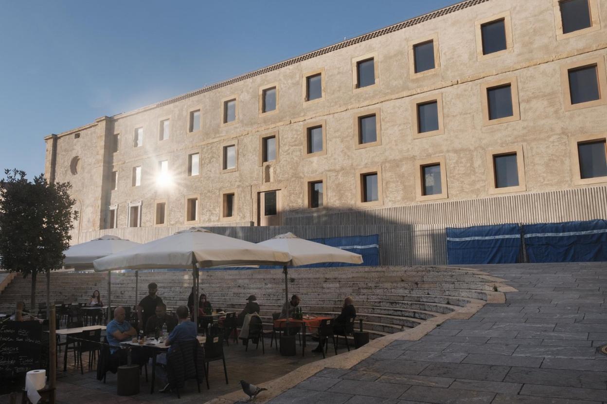 El edificio de Tabacalera, en la plaza del periodista Arturo Arias, en el barrio gijonés de Cimavilla. 