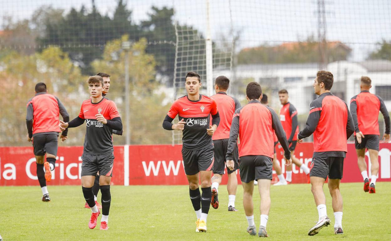 Los rojiblancos, en la sesión de este domingo, con Pablo García y Gaspar, en primer término.