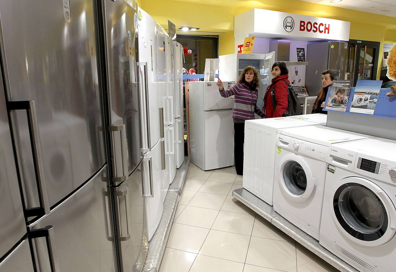 Compradores en una tienda de electrodomésticos 