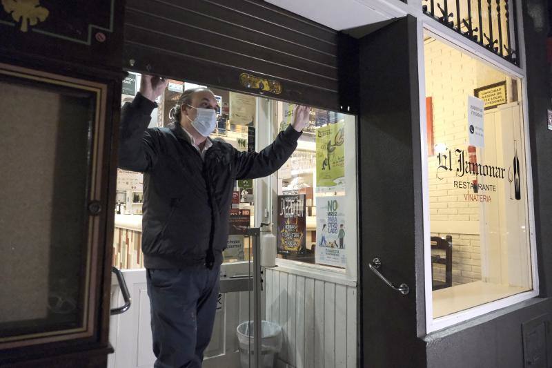 Los hosteleros asturianos muestran su «indignación» por el anuncio del Gobierno regional de cerrar sus negocios a partir de la medianoche de este martes. Muchos de ellos se verán obligados a reinventarse y optarán por servir comida a domicilio.