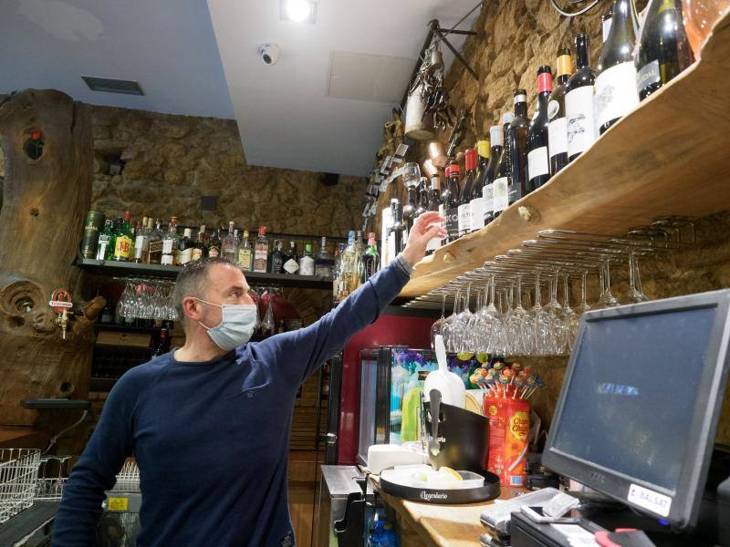 Los hosteleros asturianos muestran su «indignación» por el anuncio del Gobierno regional de cerrar sus negocios a partir de la medianoche de este martes. Muchos de ellos se verán obligados a reinventarse y optarán por servir comida a domicilio.