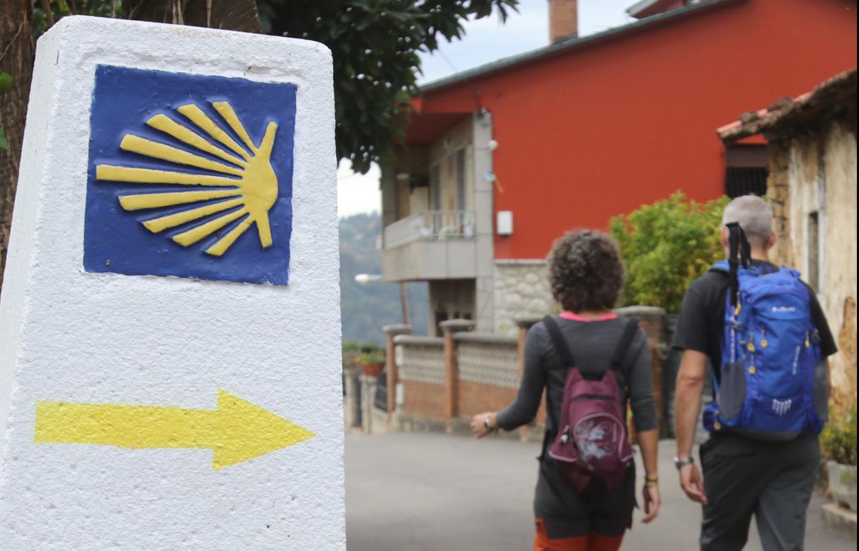 Dos peregrinos, ayer, a su paso por Loriana. 