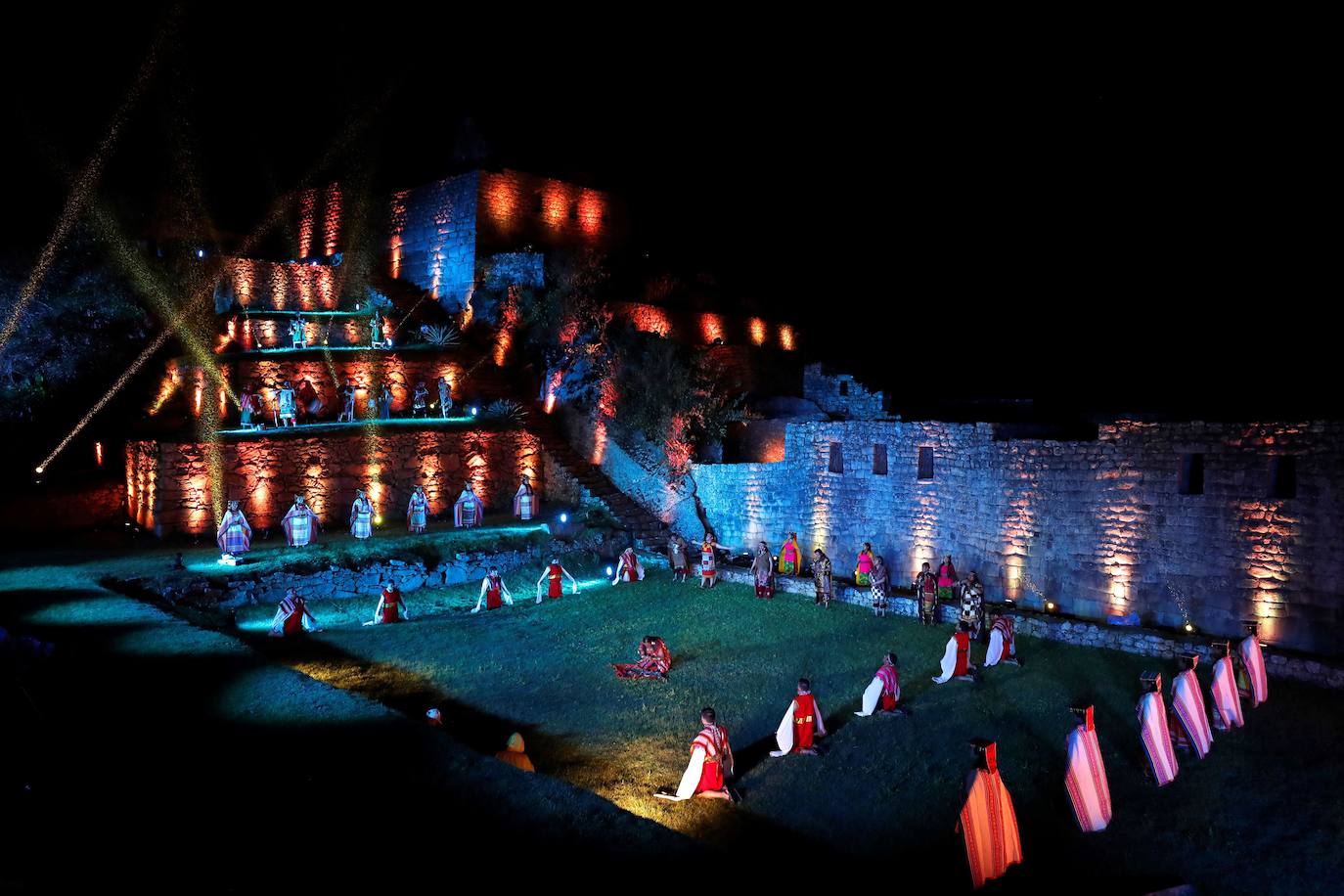 La reapertura de Machu Picchu, principal atracción turística de Perú, tras siete meses de cierre por la pandemia de la covid 19, se ha celebrado entre luces y color con una espectacular puesta en escena