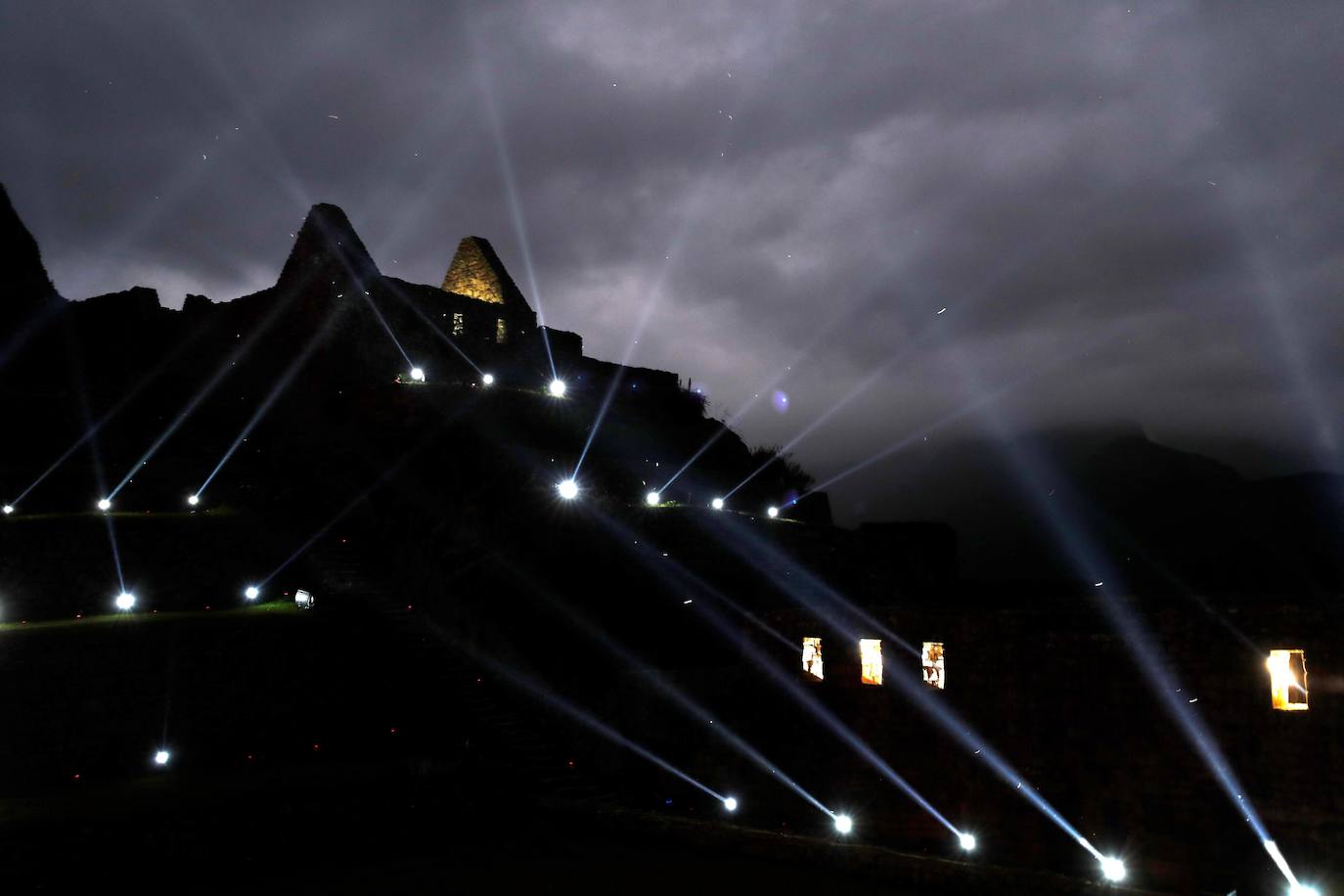 La reapertura de Machu Picchu, principal atracción turística de Perú, tras siete meses de cierre por la pandemia de la covid 19, se ha celebrado entre luces y color con una espectacular puesta en escena