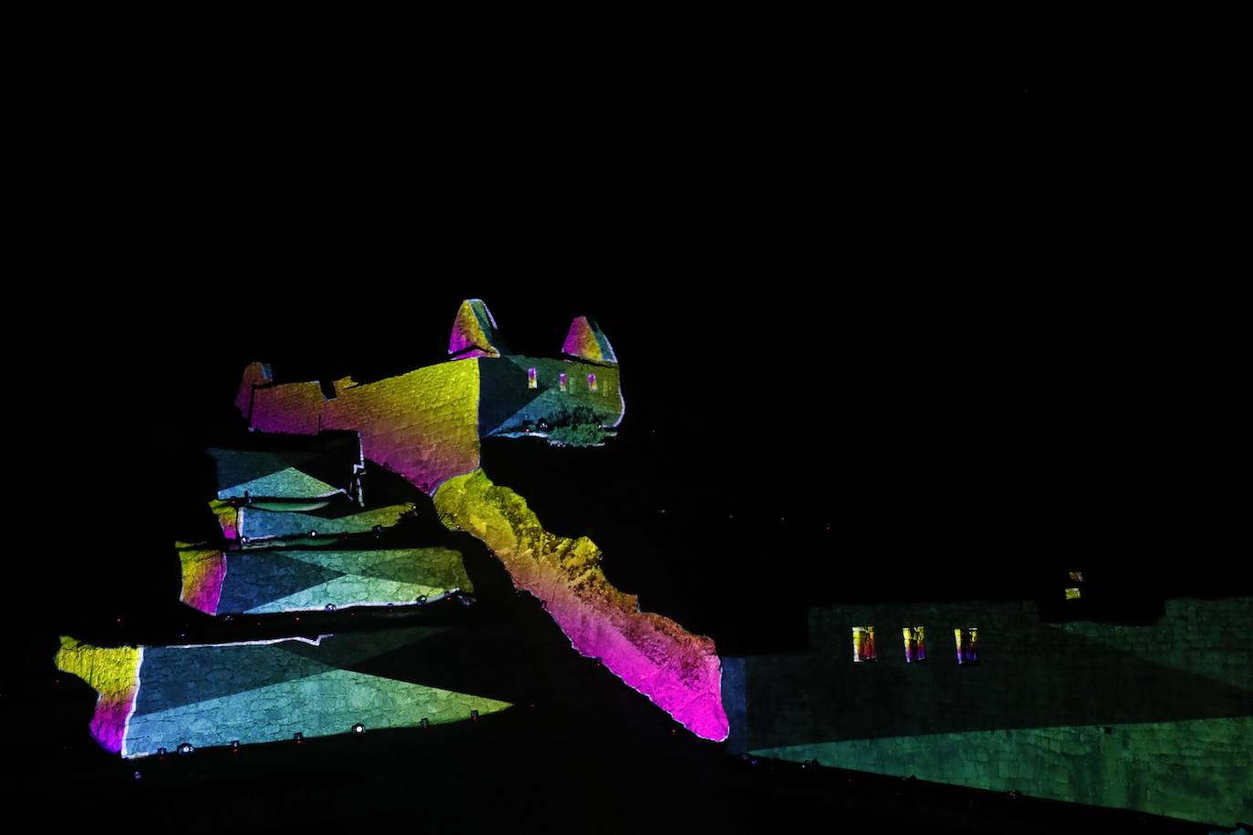 La reapertura de Machu Picchu, principal atracción turística de Perú, tras siete meses de cierre por la pandemia de la covid 19, se ha celebrado entre luces y color con una espectacular puesta en escena