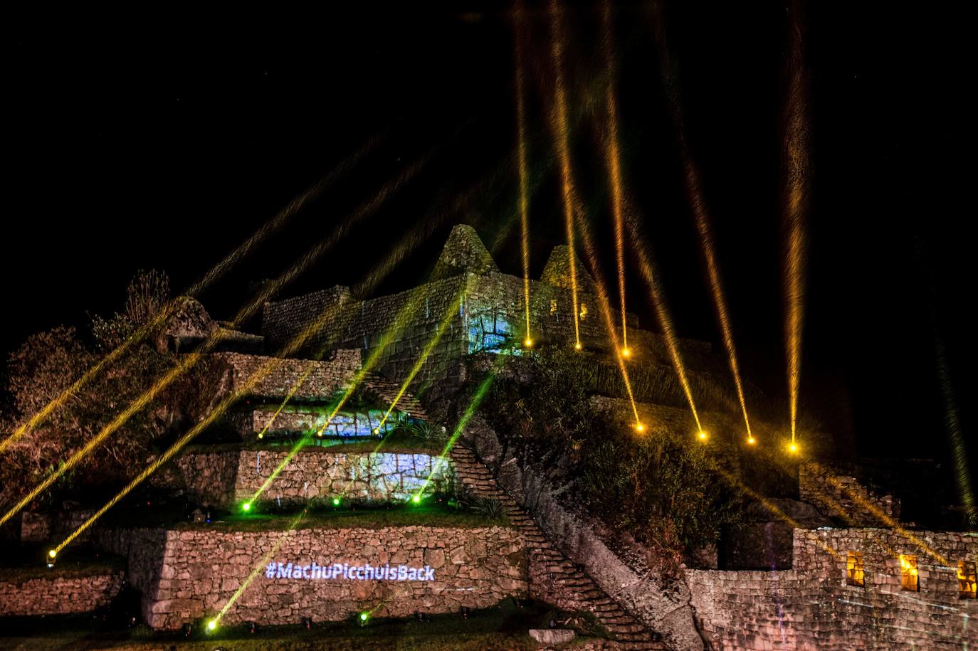 La reapertura de Machu Picchu, principal atracción turística de Perú, tras siete meses de cierre por la pandemia de la covid 19, se ha celebrado entre luces y color con una espectacular puesta en escena