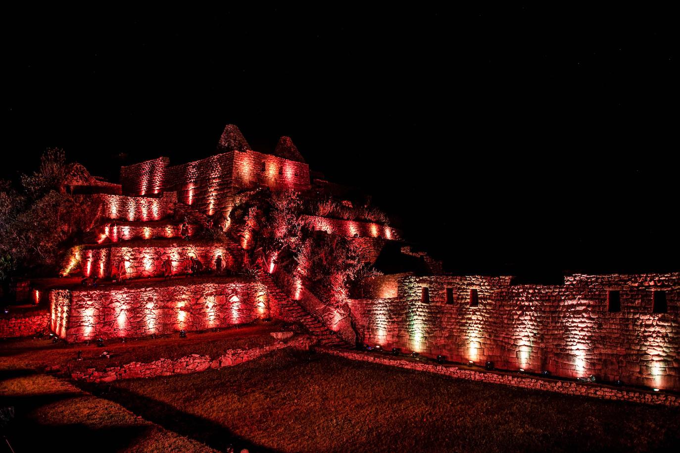 La reapertura de Machu Picchu, principal atracción turística de Perú, tras siete meses de cierre por la pandemia de la covid 19, se ha celebrado entre luces y color con una espectacular puesta en escena