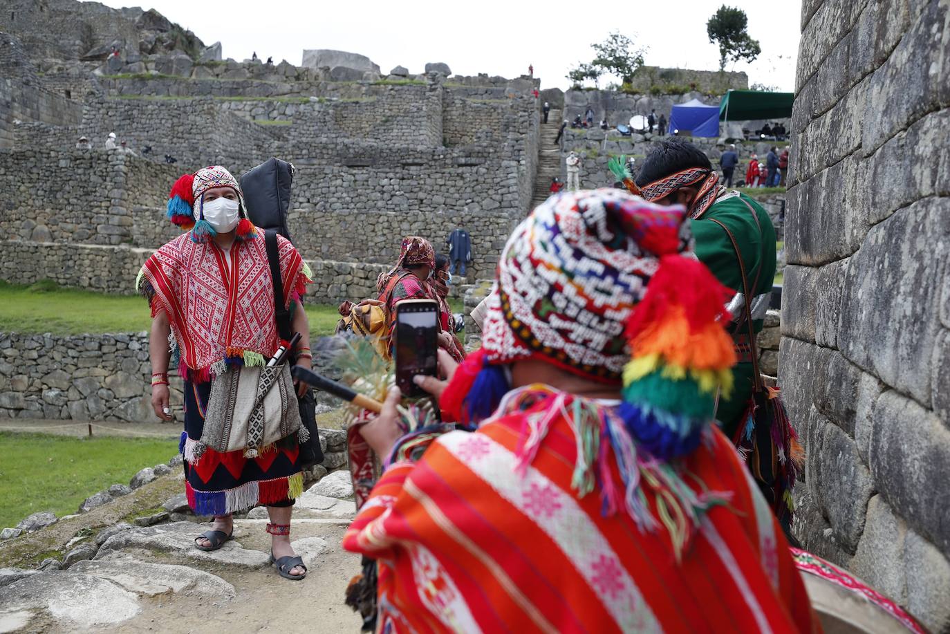 La reapertura de Machu Picchu, principal atracción turística de Perú, tras siete meses de cierre por la pandemia de la covid 19, se ha celebrado entre luces y color con una espectacular puesta en escena