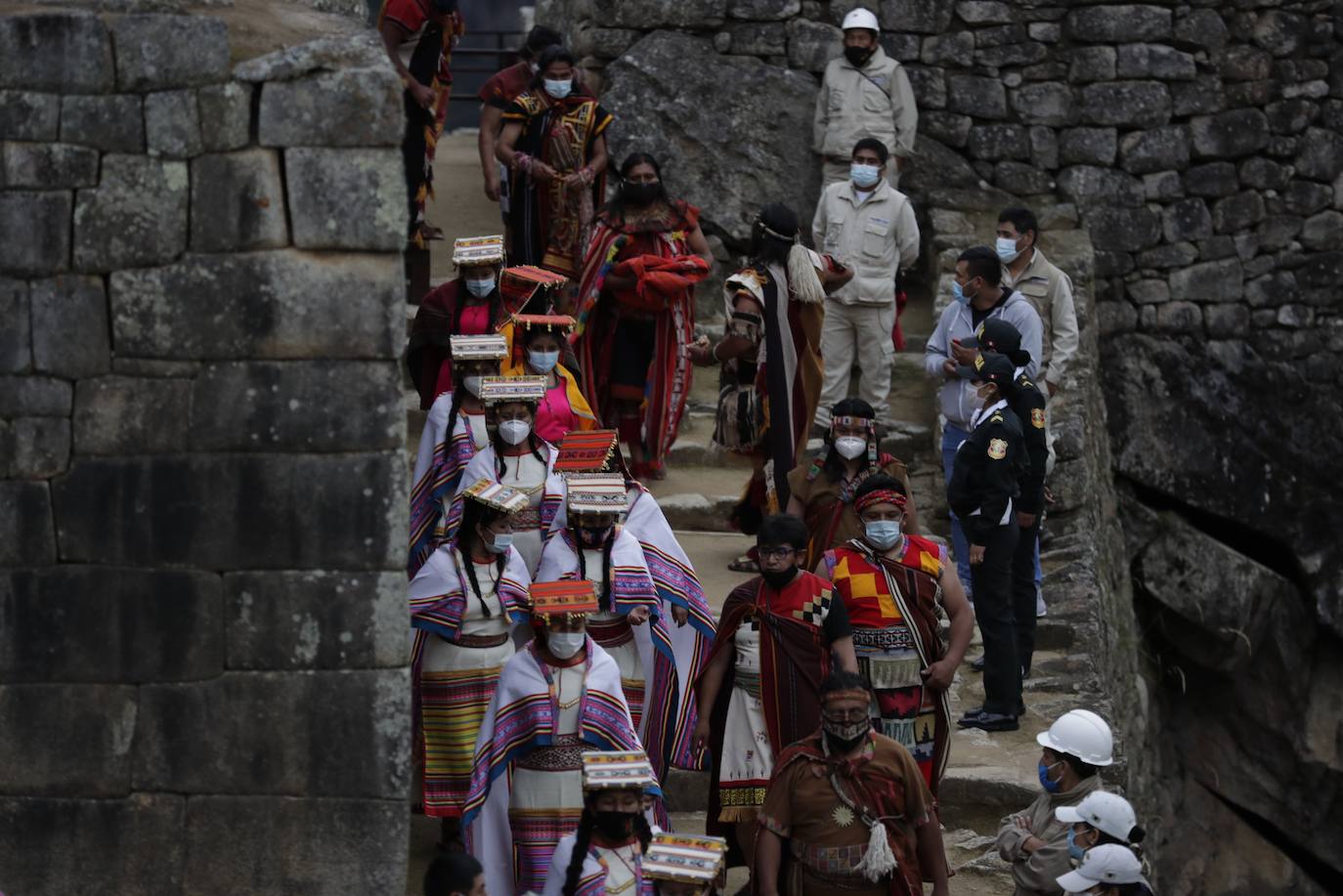 La reapertura de Machu Picchu, principal atracción turística de Perú, tras siete meses de cierre por la pandemia de la covid 19, se ha celebrado entre luces y color con una espectacular puesta en escena