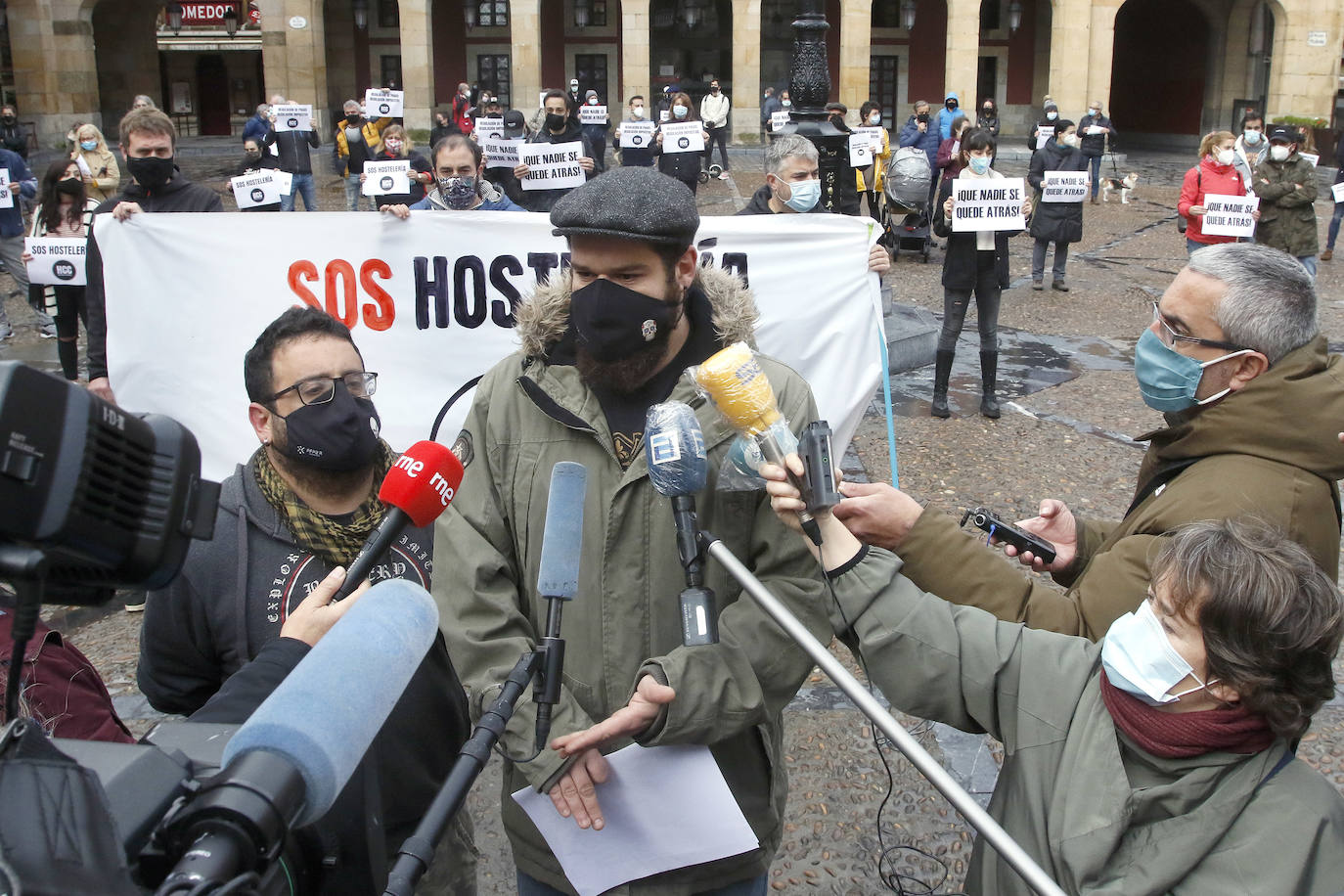 Decenas de hosteleros se manifiestan en Gijón para reclamar ayudas para su sector