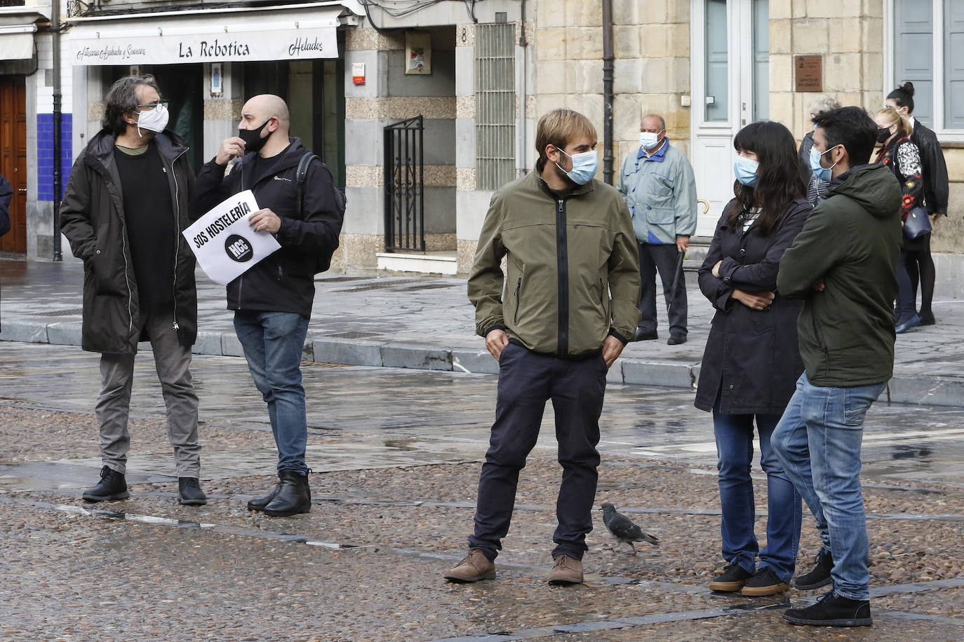 Decenas de hosteleros se manifiestan en Gijón para reclamar ayudas para su sector
