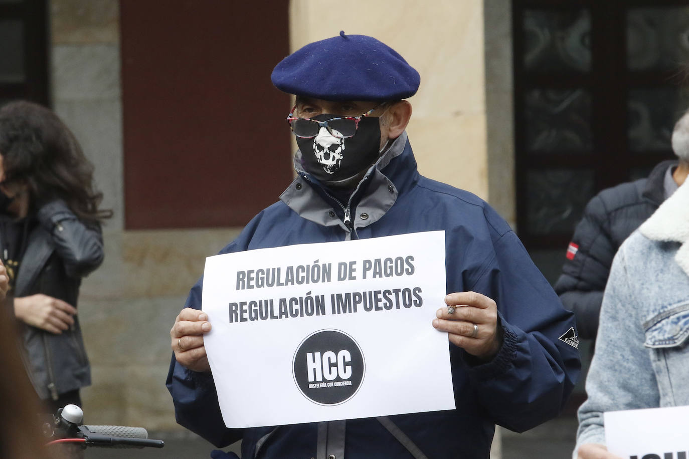 Decenas de hosteleros se manifiestan en Gijón para reclamar ayudas para su sector