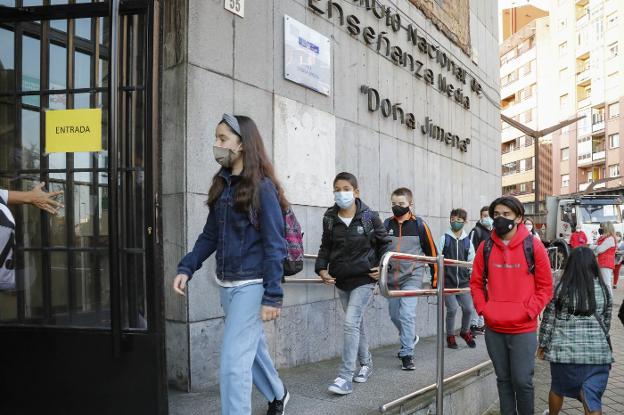 Alumnos del IES Doña Jimena, en Gijón, accediendo al centro el primer día de curso, el 28 de septiembre. 