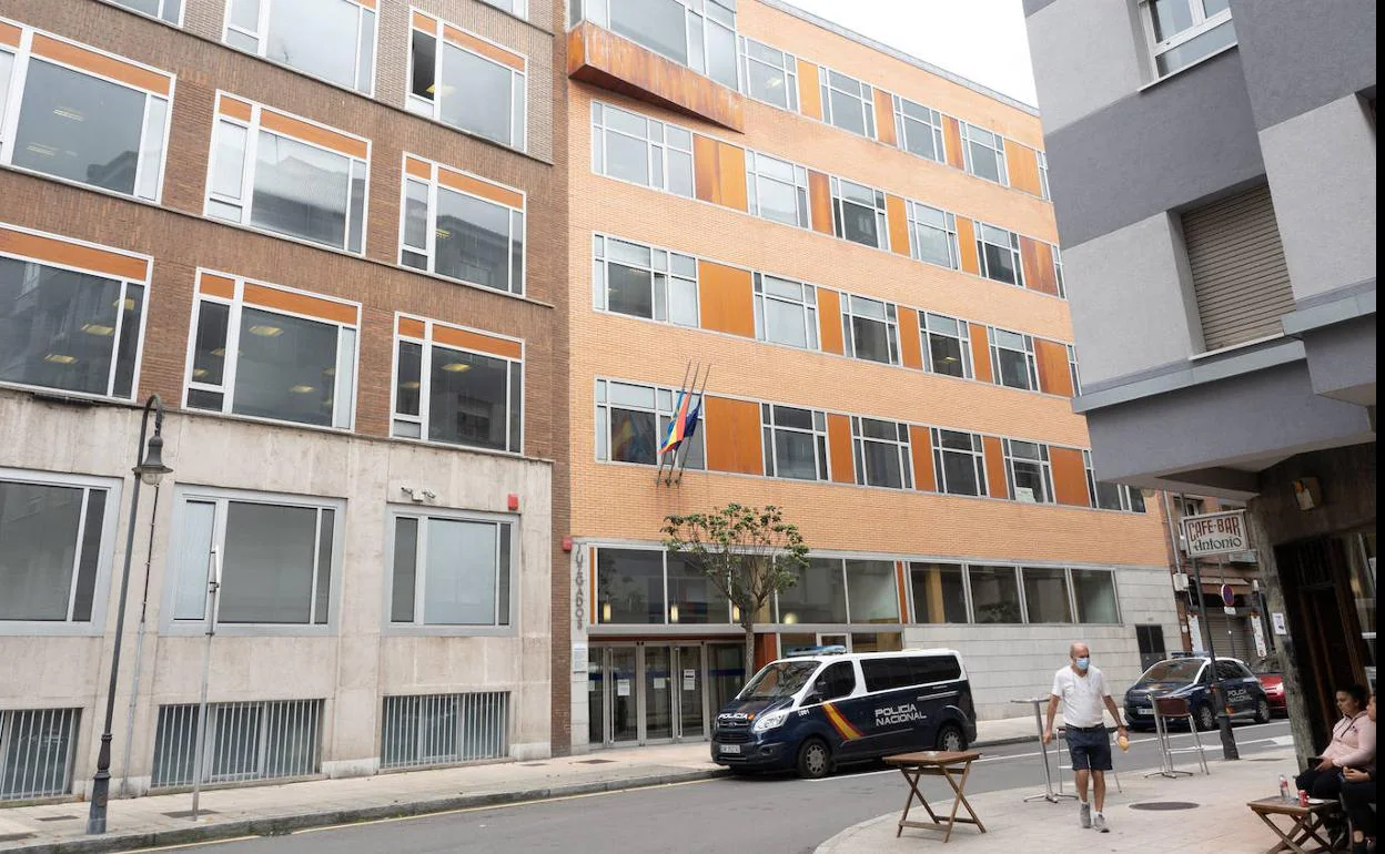 Un guipuzcoano se enfrenta a dos años de cárcel por grabar con cámara oculta  a la hija de su pareja desnuda en un hotel de Avilés | El Comercio: Diario  de Asturias