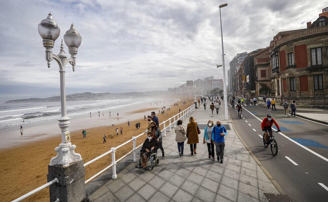 El paseo del Muro de Gijón, el primer domingo de noviembre.