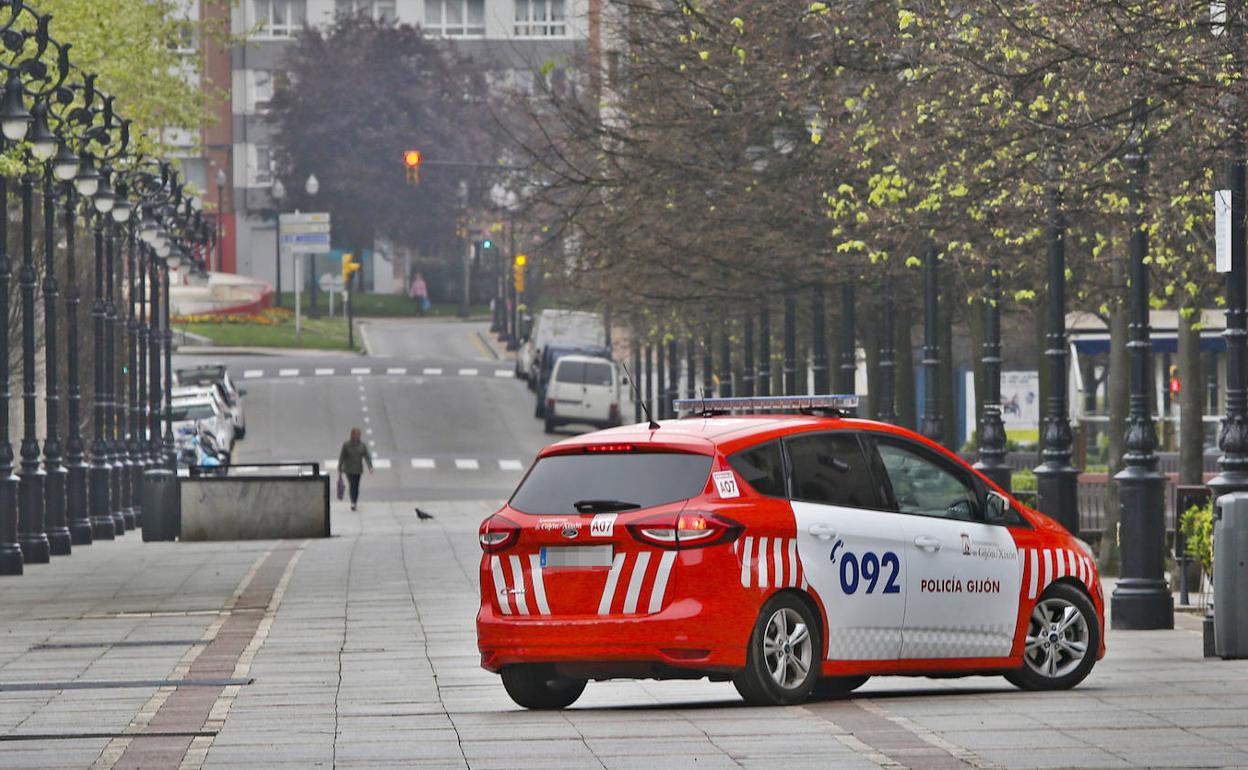 Sancionadas tres personas por saltarse el cierre perimetral de Gijón