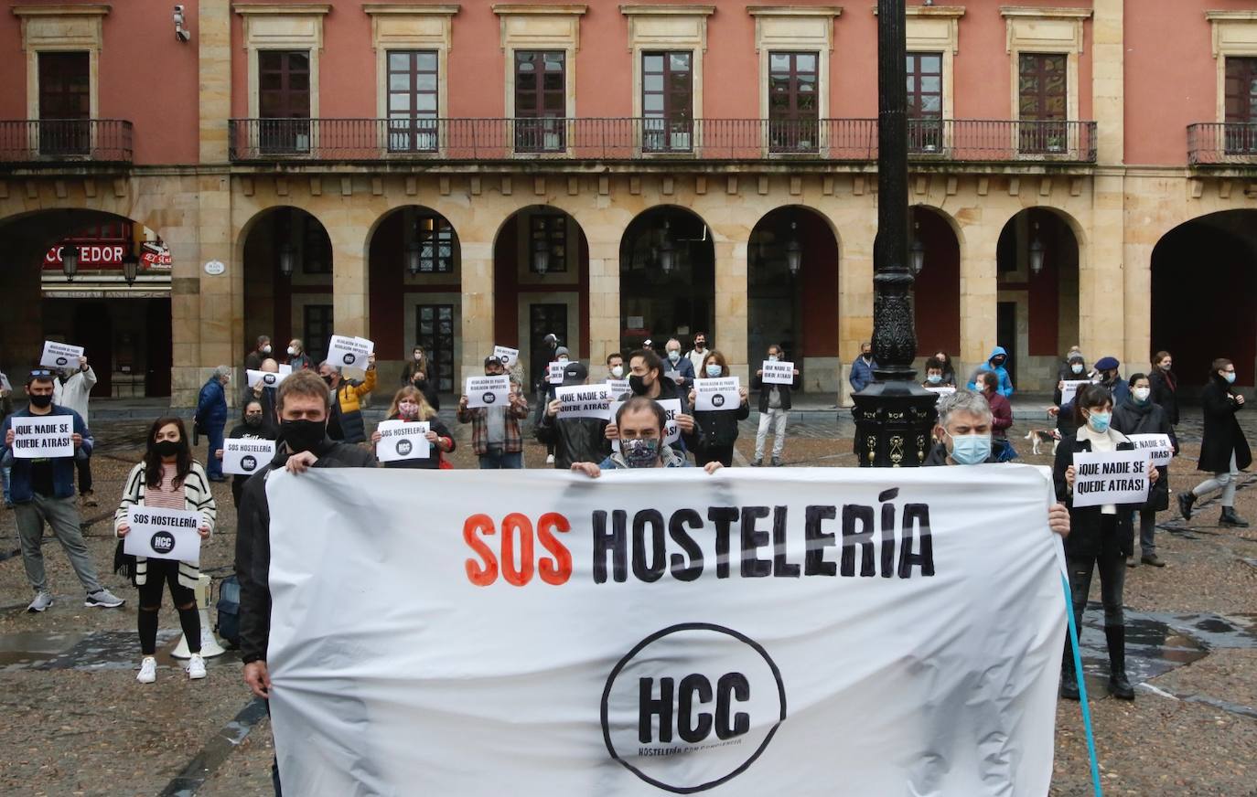 Hosteleros de Gijón se han manifestado hoy en Gijón para reclamar medidas que les permitan «subsistir»