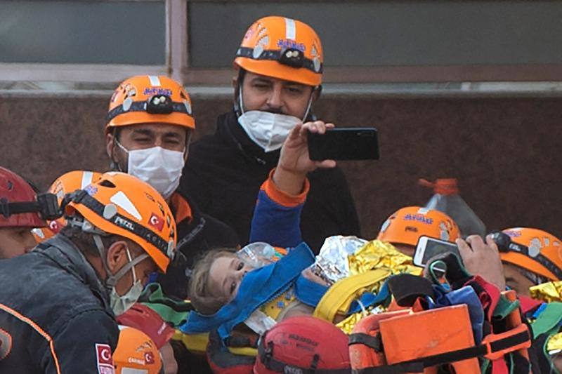 Una niña de 4 años, Ayda Gezgin, fue rescatada con vida este martes después de pasar casi cuatro días bajo los escombros en la ciudad costera de Esmirna (Turquía), la más afectada por el terremoto de magnitud 6,8 que se registró el viernes frente a la costa Egea. 