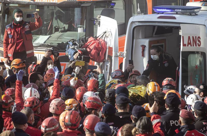 Una niña de 4 años, Ayda Gezgin, fue rescatada con vida este martes después de pasar casi cuatro días bajo los escombros en la ciudad costera de Esmirna (Turquía), la más afectada por el terremoto de magnitud 6,8 que se registró el viernes frente a la costa Egea. 